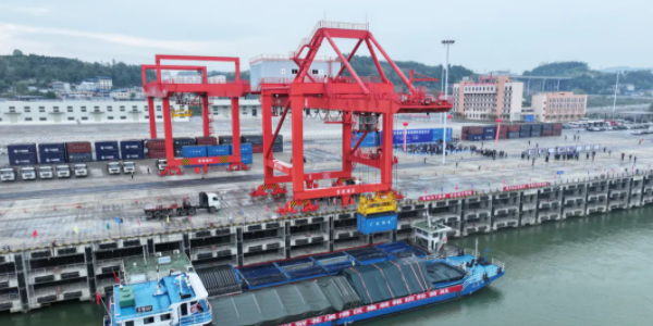 四川省广元港苍溪港区集装箱班轮首航