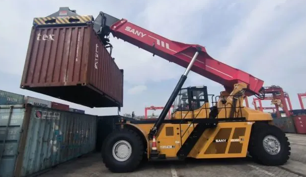 口岸码头堆场常见搬运集装箱的装备有哪些？？？？？