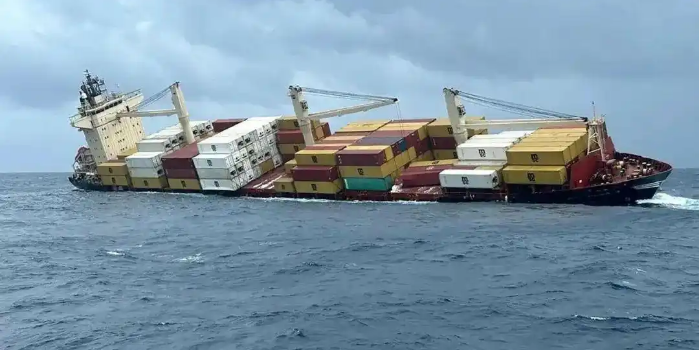 集装箱船遇险淹没，，，数百个集装箱坠海