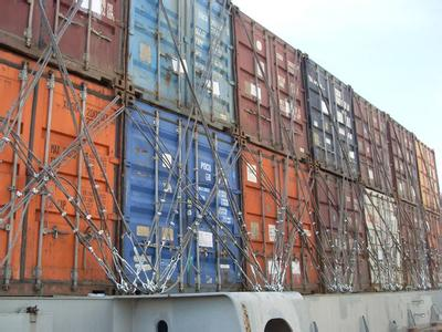 22层楼高的海运集装箱船风浪中屹立不倒是什么原因？？