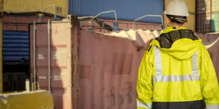 有什么原因导致海运集装箱运输途中损坏？？？？？？